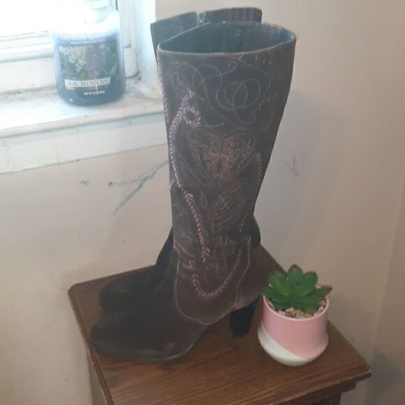 🤩SALE🤩 DIEGO DI LUCCA GORGEOUS BROWN SUEDE EMBROIDERED BOHO TALL BOOTS SIZE 8 - Picture 1 of 4